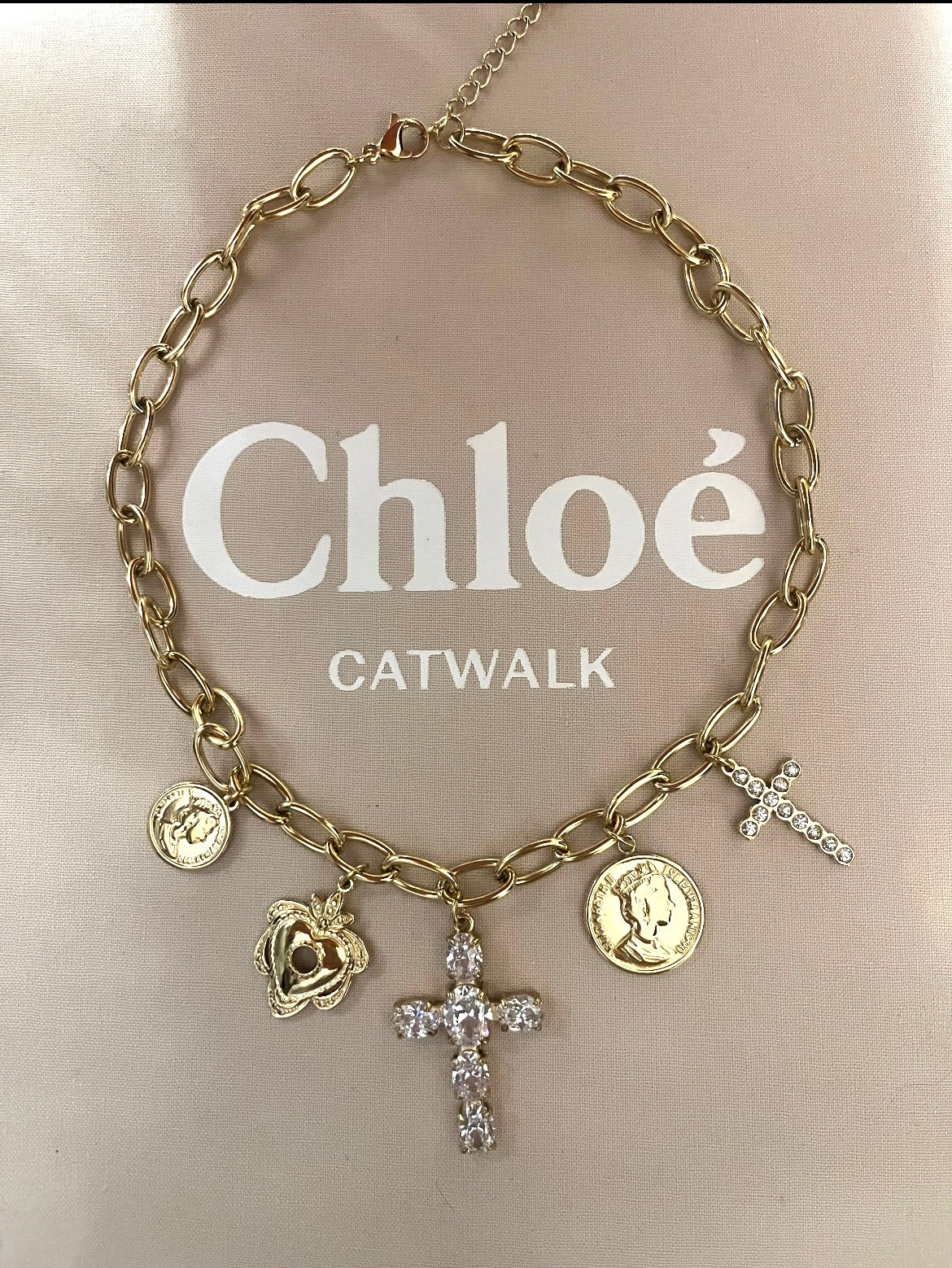 Collier à breloques en forme de croix