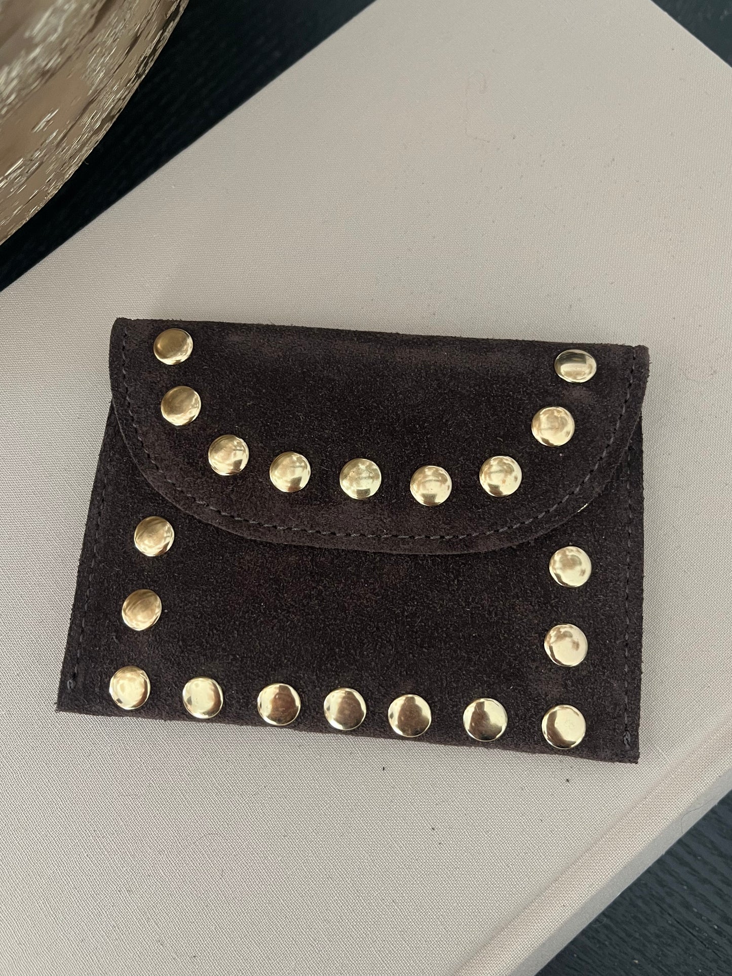 Pasjeshouder Studs Suede | Donkerbruin
