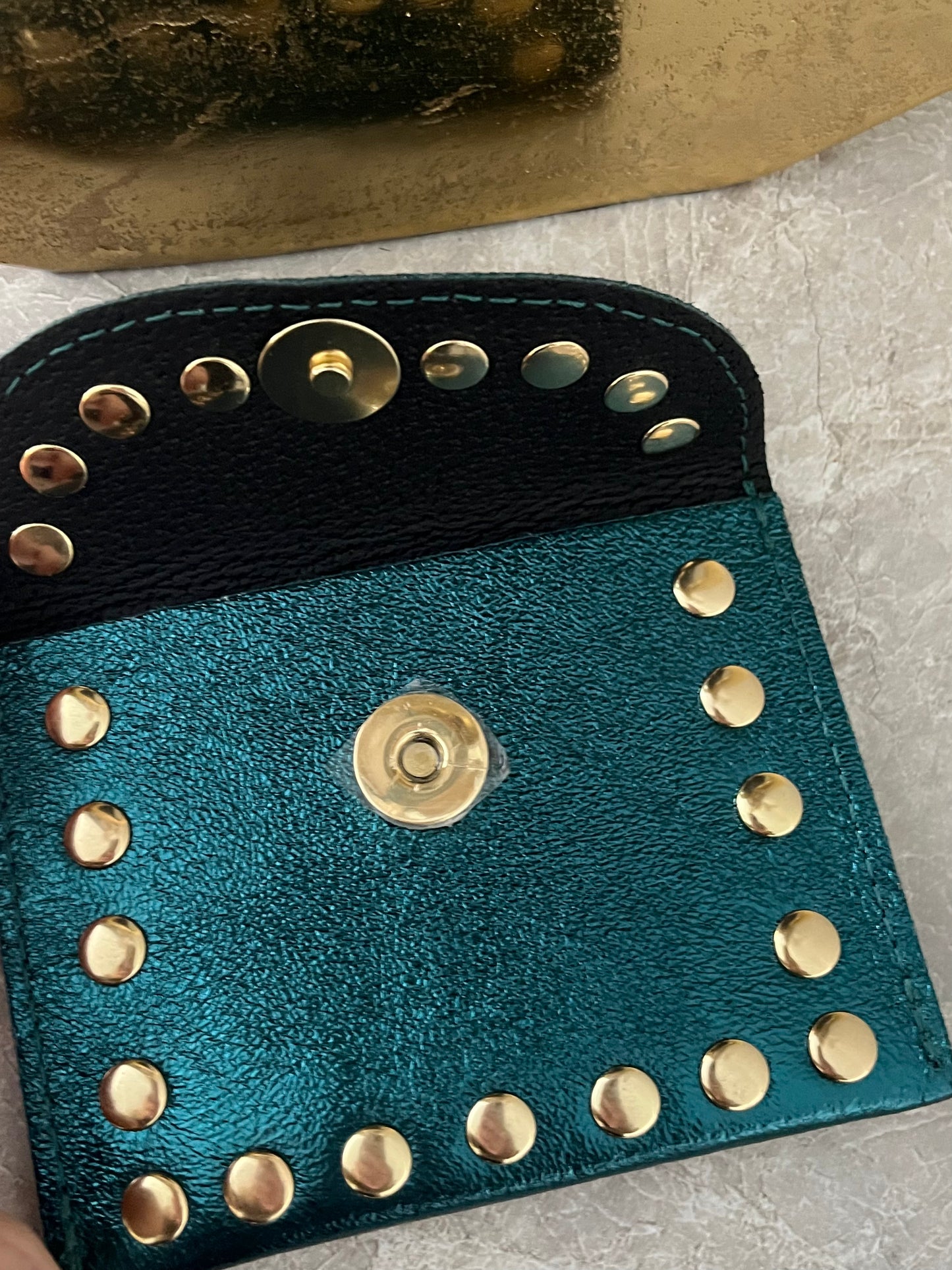 Jenna Metallic Studded Card Holder | Blauw/Groen