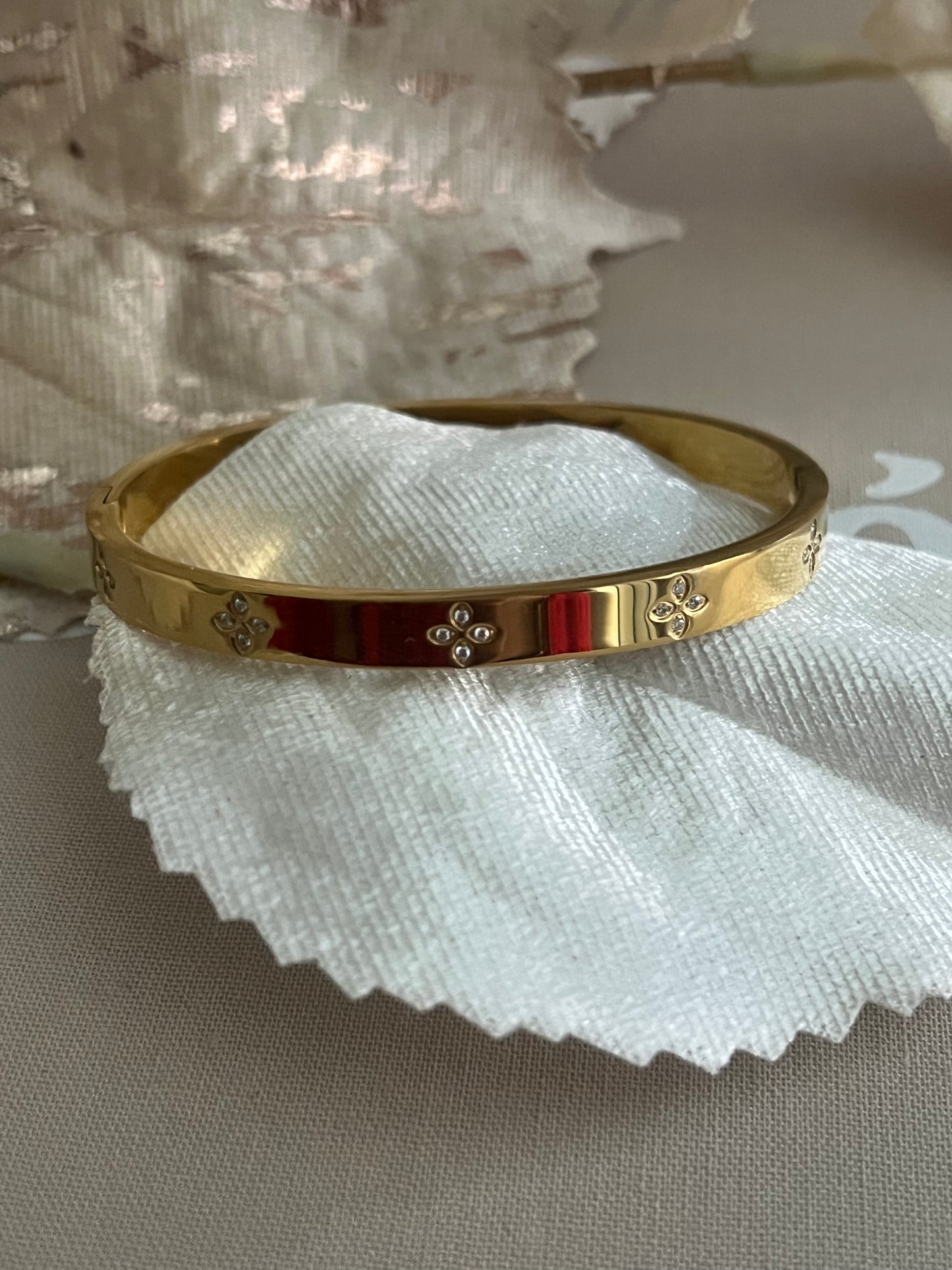 Zita Clover Bangle