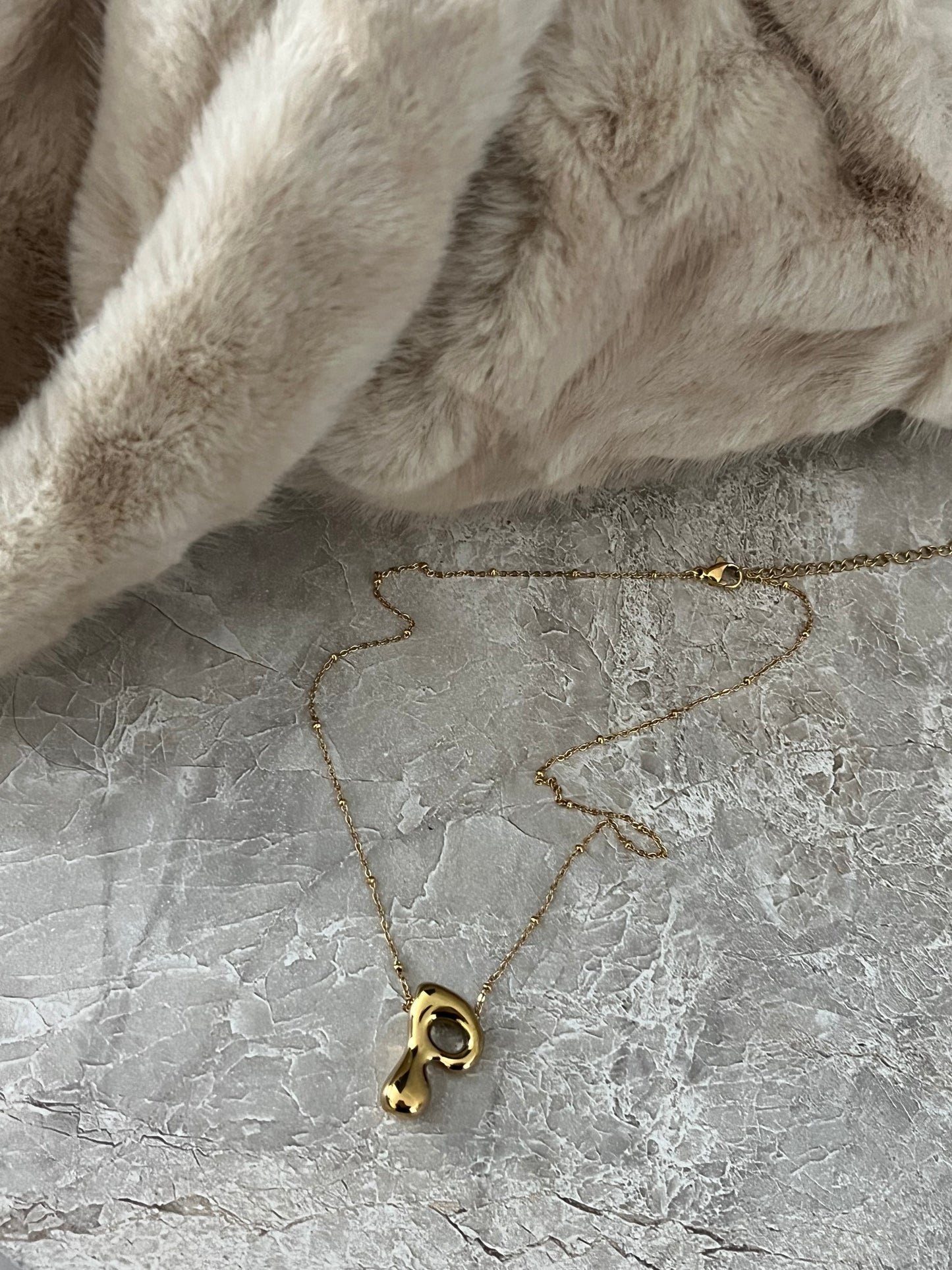 Initiaal Ketting | P