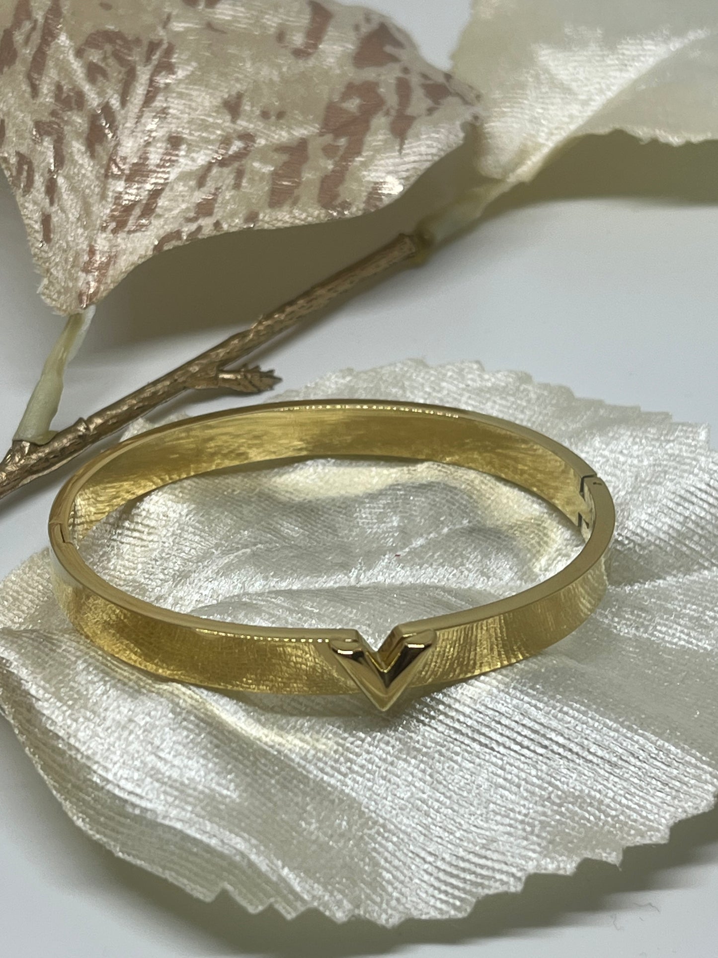 V Bangle | Goud